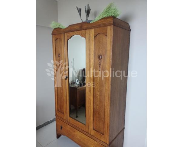 Foto de GUARDA ROUPA EM CARVALHO INGLÊS COM ESPELHO E GAVETA ANO 1920 